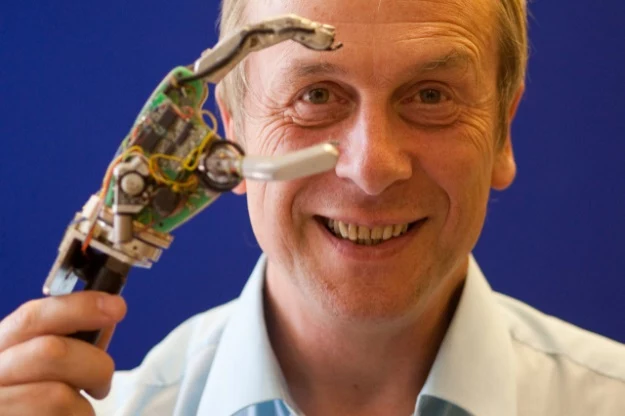 Kevin Warwick - pierwszy cyborg wśród ludzi