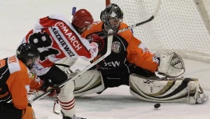 Leszek Laszkiewicz (C) z Cracovii oraz Kamil Górny (L) i bramkarz Kamil Kosowski 