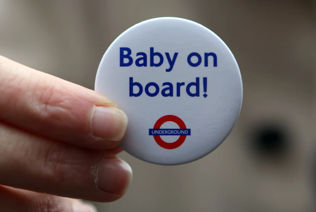 Królowa Elżbieta i księżna Catherine wizytują londyńskie metro Królowa Elżbieta i księżna Catherine wizytują londyńskie metro