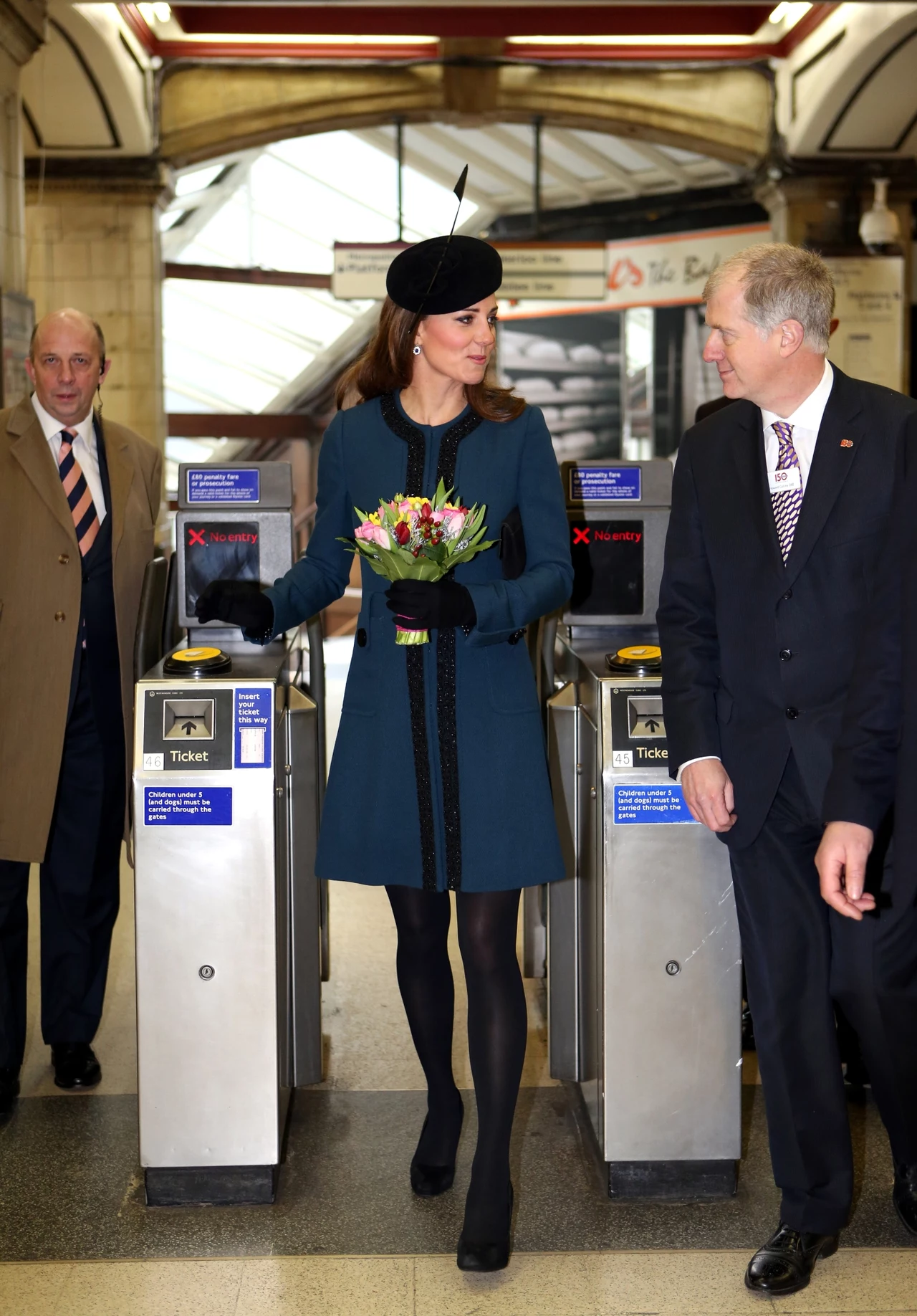 Królowa Elżbieta i księżna Catherine wizytują londyńskie metro Królowa Elżbieta i księżna Catherine wizytują londyńskie metro