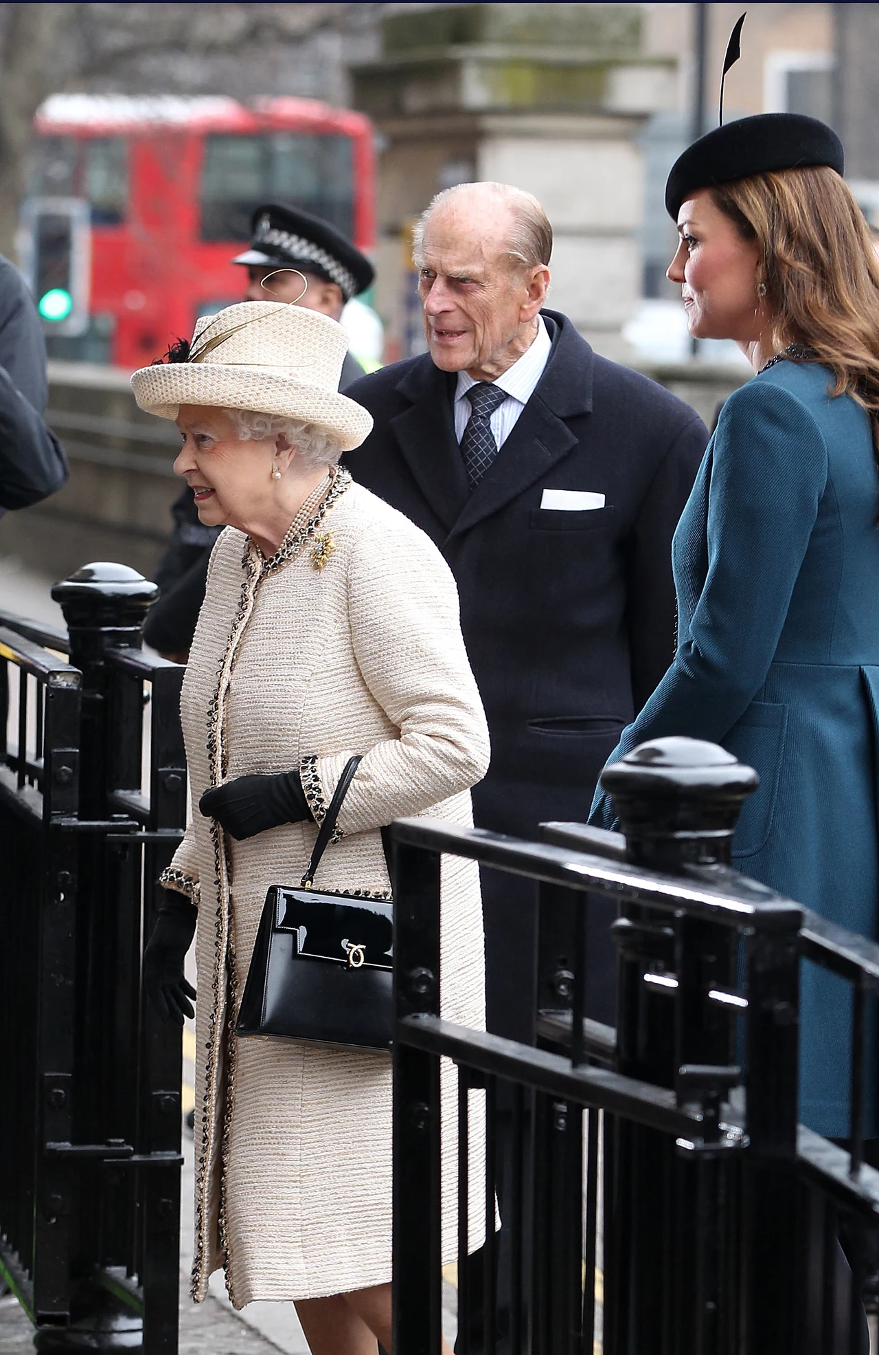 Królowa Elżbieta i księżna Catherine wizytują londyńskie metro Królowa Elżbieta i księżna Catherine wizytują londyńskie metro