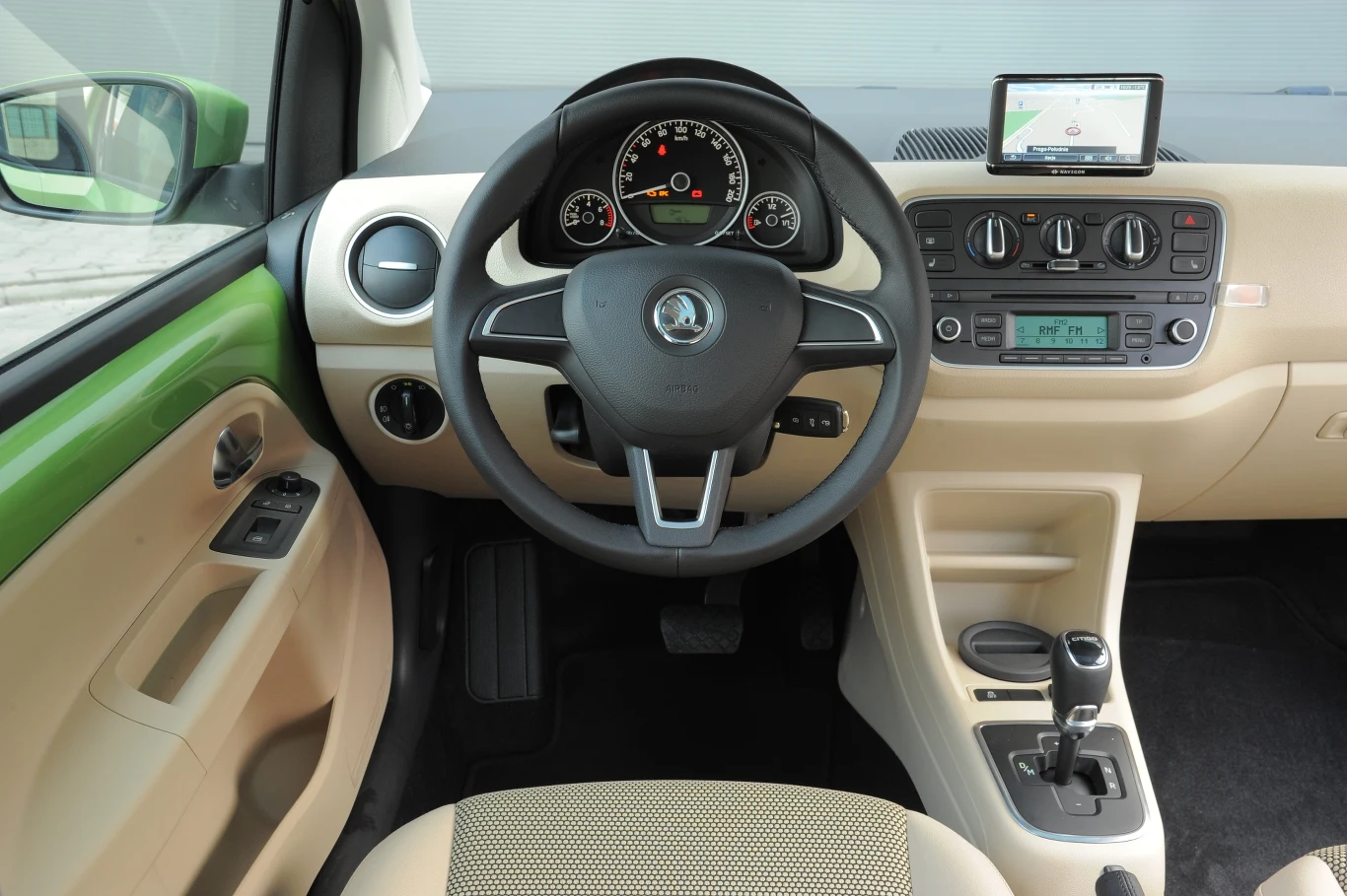 Dwukolorowa tablica przyrządów z pakietem chromowanym to atrybut wersji Elegance. System multimedialny z ekranem 5'' (Move&Fun) kosztuje 1270 zł.