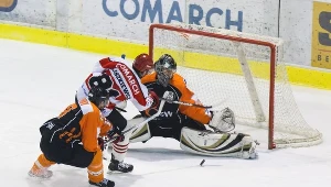Leszek Laszkiewicz szarżuje na bramkę Kamila Kosowskiego. Szkoda, że państwo tego nie zobaczą