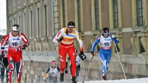 Justyna Kowalczyk (w środku) na trasie w Sztokholmie