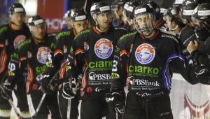 Hokeiści z Sanoka świętują zdobycię bramki