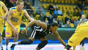 Koszykarz PGE Turów Zgorzelec Russell Robinson (C) pomiędzy Tomaszem Śniegiem (L) i Przemysławem Zamojskim (P) z Asseco Prokom Gdynia