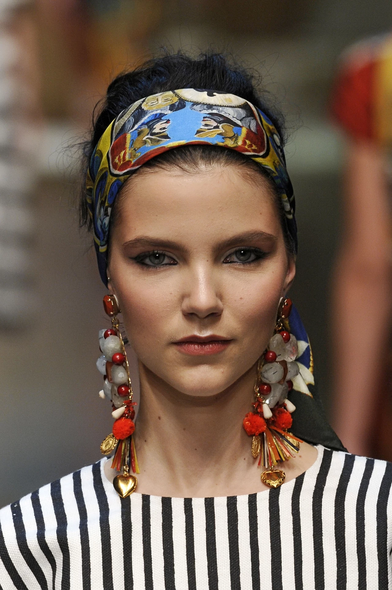 Opaska zrobiona z kolorowej chusty na pokazie Dolce&Gabbana Opaska zrobiona z kolorowej chusty na pokazie Dolce&Gabbana