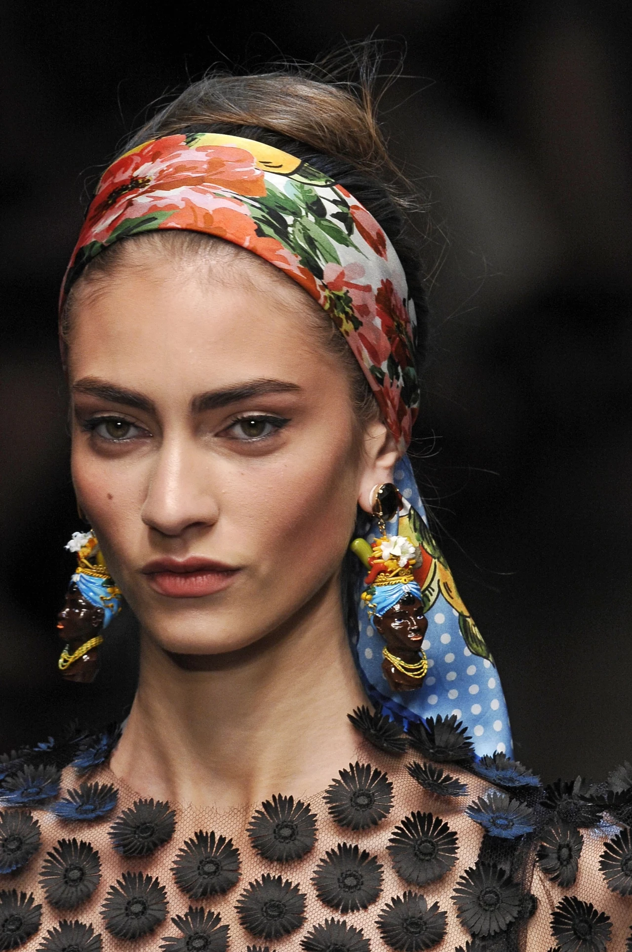 Opaska zrobiona z kolorowej chusty na pokazie Dolce&Gabbana Opaska zrobiona z kolorowej chusty na pokazie Dolce&Gabbana
