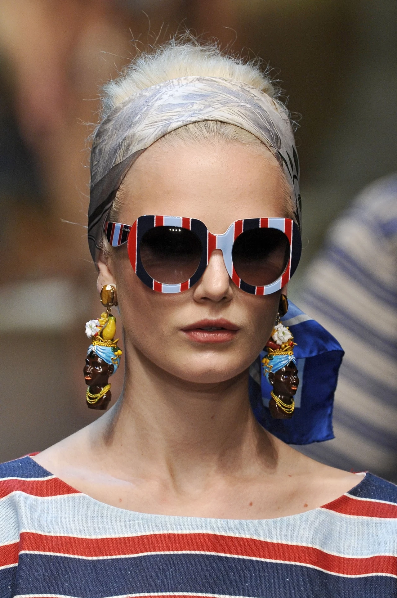 Opaska zrobiona z kolorowej chusty na pokazie Dolce&Gabbana Opaska zrobiona z kolorowej chusty na pokazie Dolce&Gabbana
