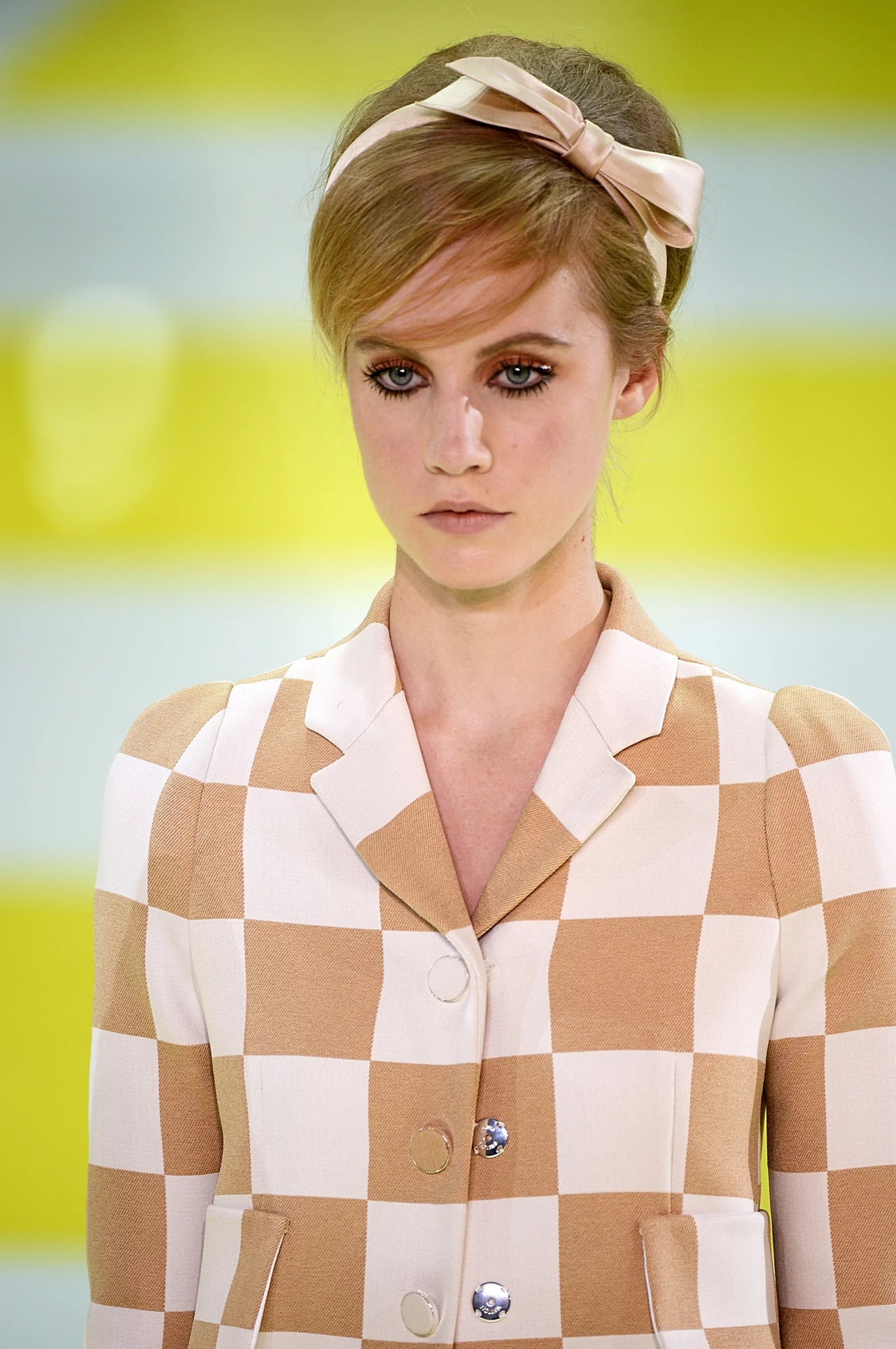 Opaska z kokardką na pokazie Louis Vuitton Opaska z kokardką na pokazie Louis Vuitton