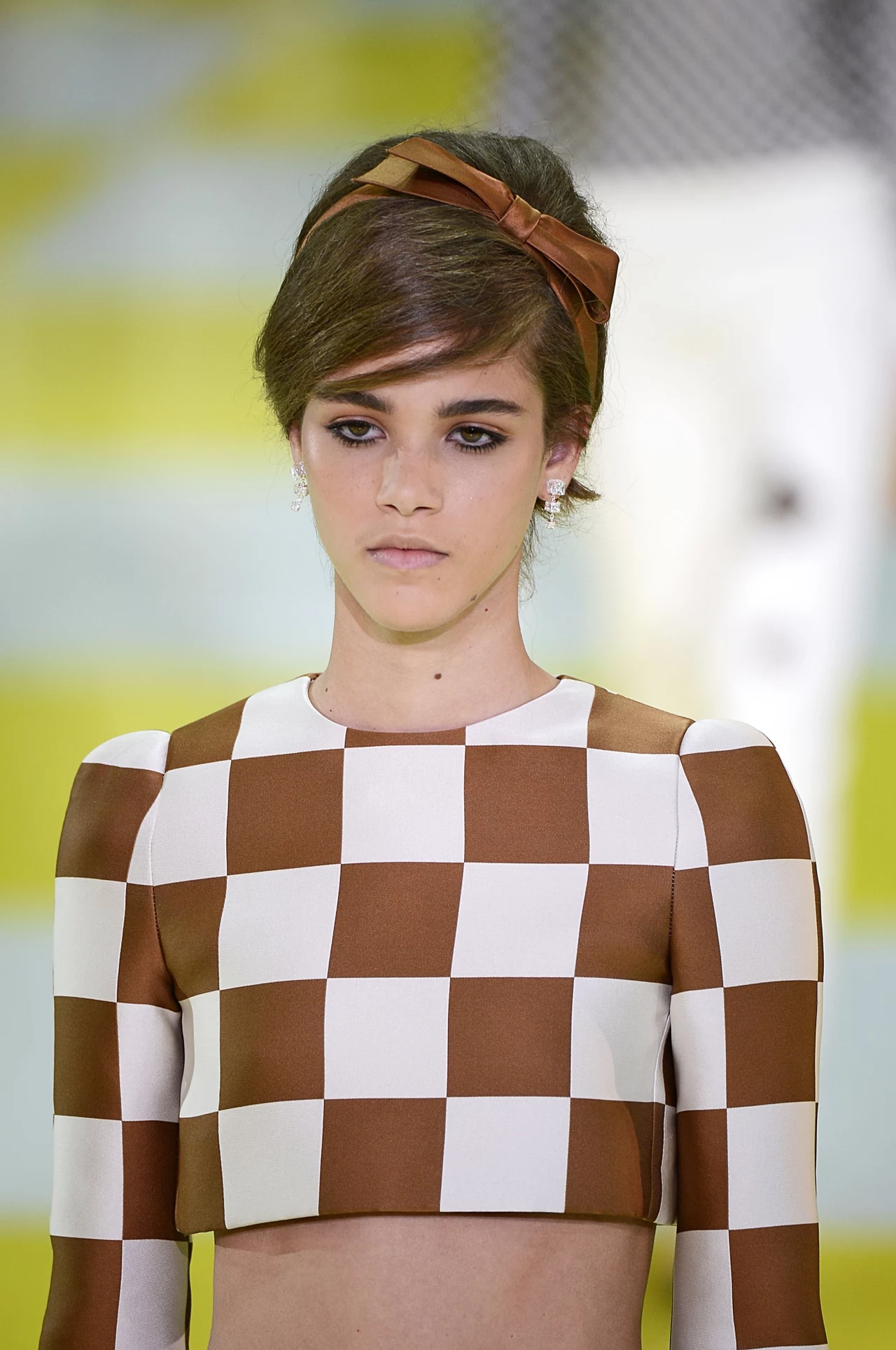 Opaska z kokardką na pokazie Louis Vuitton Opaska z kokardką na pokazie Louis Vuitton