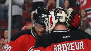 Bryce Salvador (z lewej) i Martin Brodeur 
