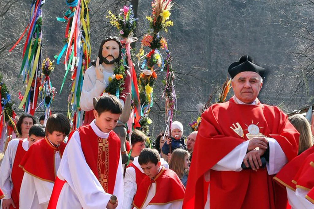 W uroczystej procesji mieszkańcy wsi okrążają kościół trzy razy