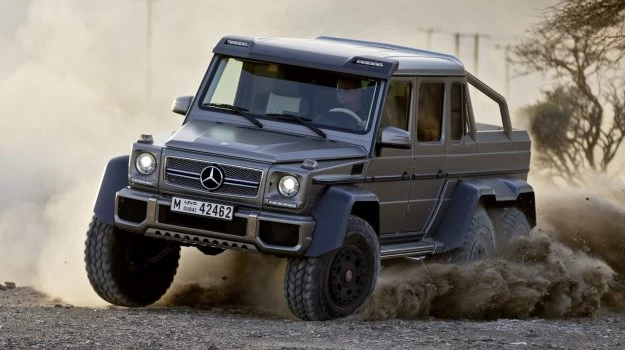 G 63 AMG 6x6 mierzy 588 cm długości i waży... 3,85 tony.