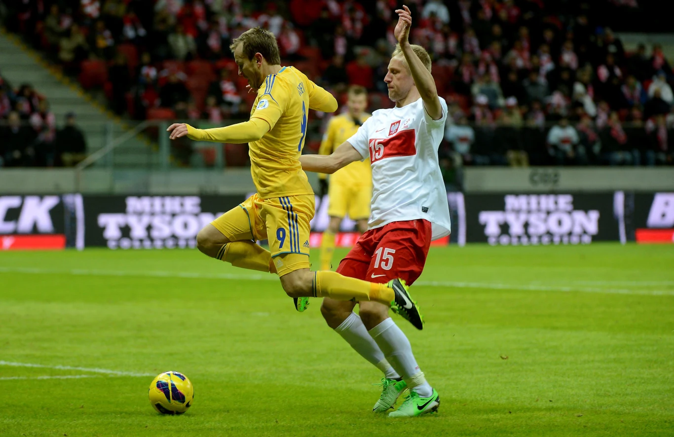 Polak Kamil Glik walczy o piłkę z Ukraińcem Ołehem Husiewem 