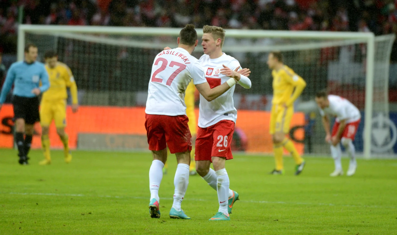 Piłkarz reprezentacji Polski Łukasz Piszczek (P) cieszy się z Marcinem Wasilewskim (L) ze zdobycia gola