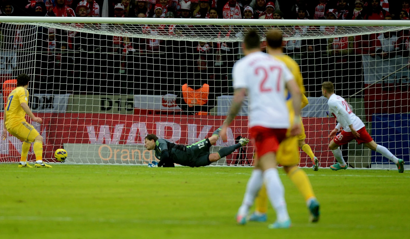Piłkarz reprezentacji Polski Łukasz Piszczek (P) zdobywa bramkę na 1-2