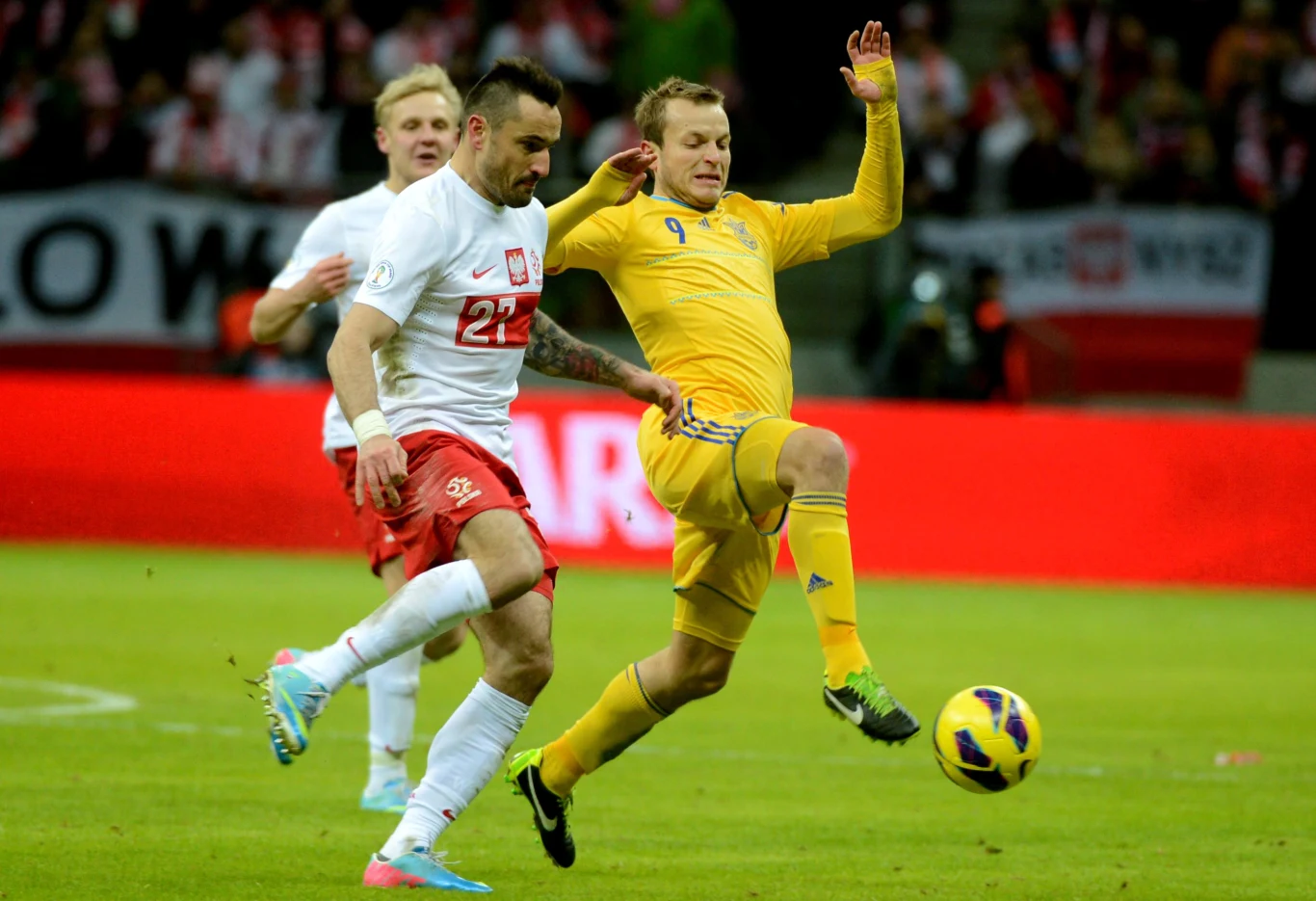 Polak Marcin Wasilewski (L) walczy o piłkę z Ukraińcem Ołehem Husiewem