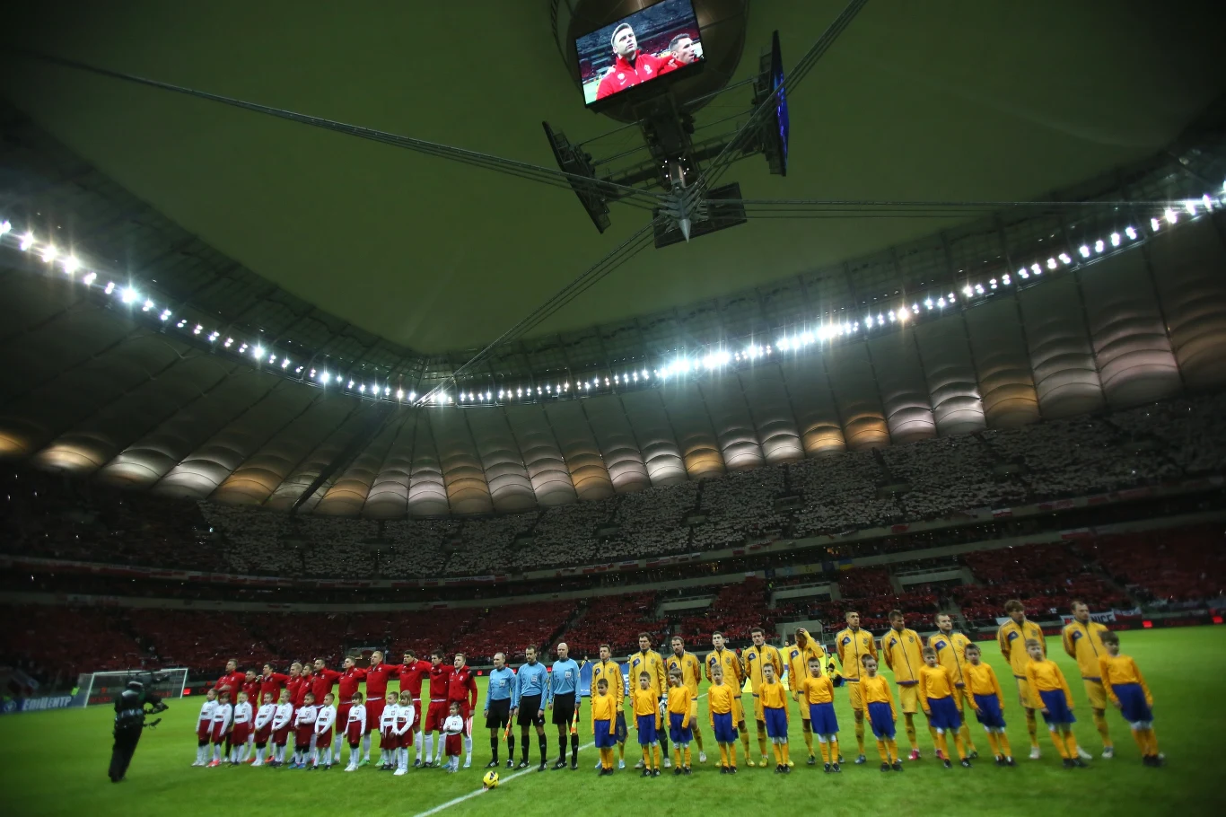 Piłkarze Polski i Ukrainy przed meczem 