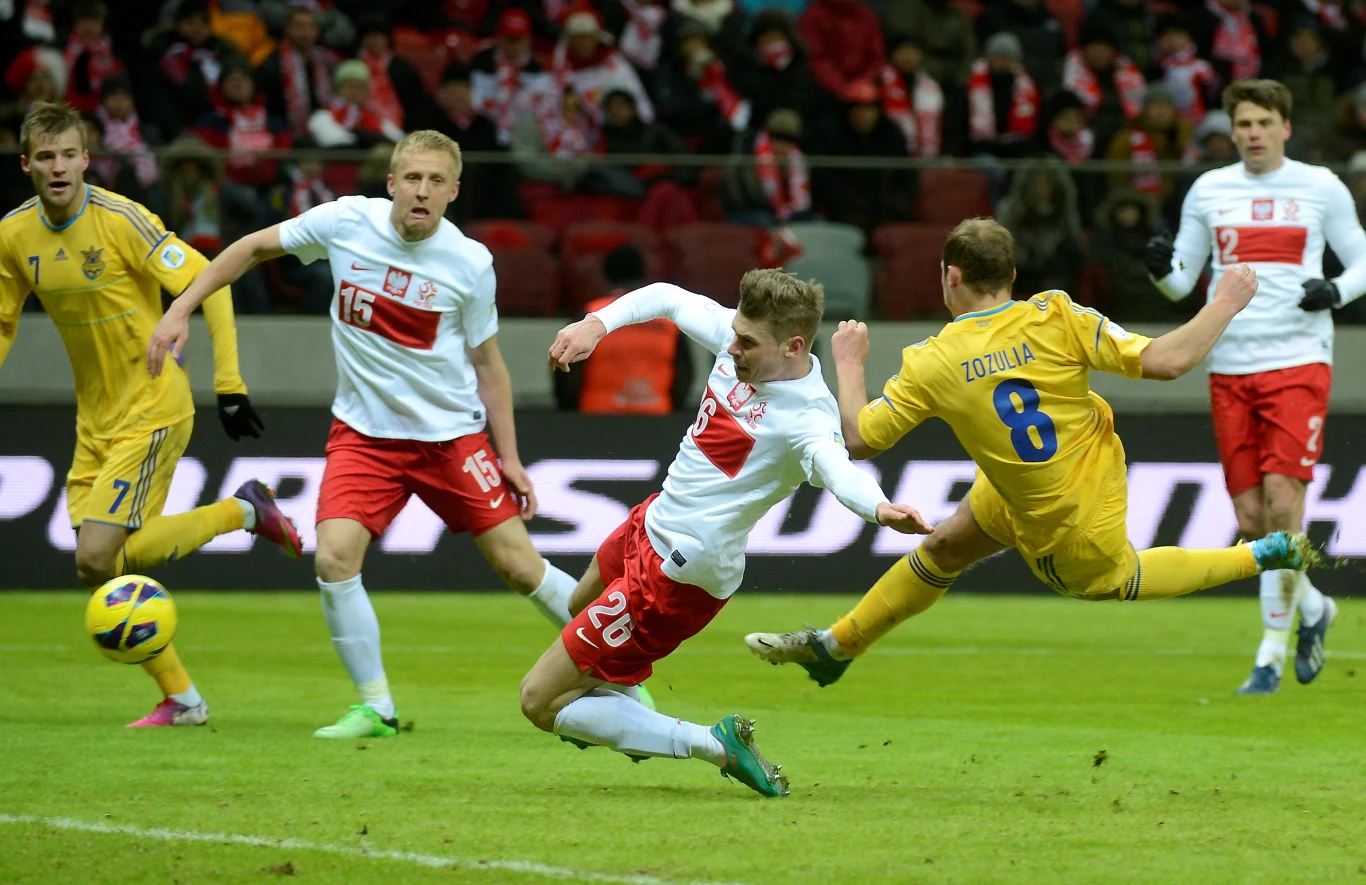 Piłkarz reprezentacji Ukrainy Roman Zozula (#8) strzela bramkę