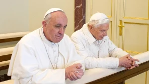 Papież Franciszek (z lewej) i Benedykt XVI