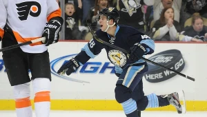 Tyler Kennedy cieszy się ze zdobycia zwycięskiego gola dla Pittsburgh Penguins 