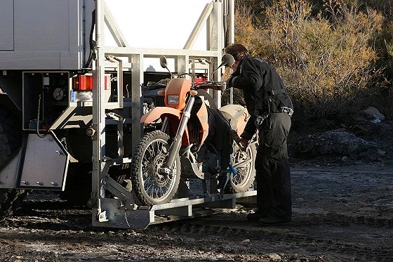 Hydrauliczna rampa mieści dwa motocykle. W ofercie są też Unicaty z rampą na...quada