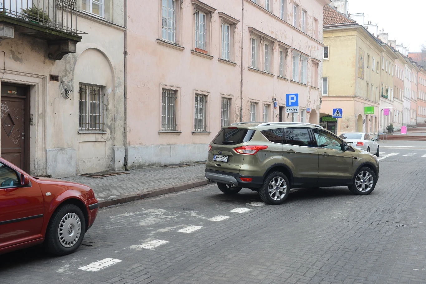 Do kierowcy należy jedynie operowanie pedałami sprzęgła, gazu i hamulca. Kierownica obraca się automatycznie.