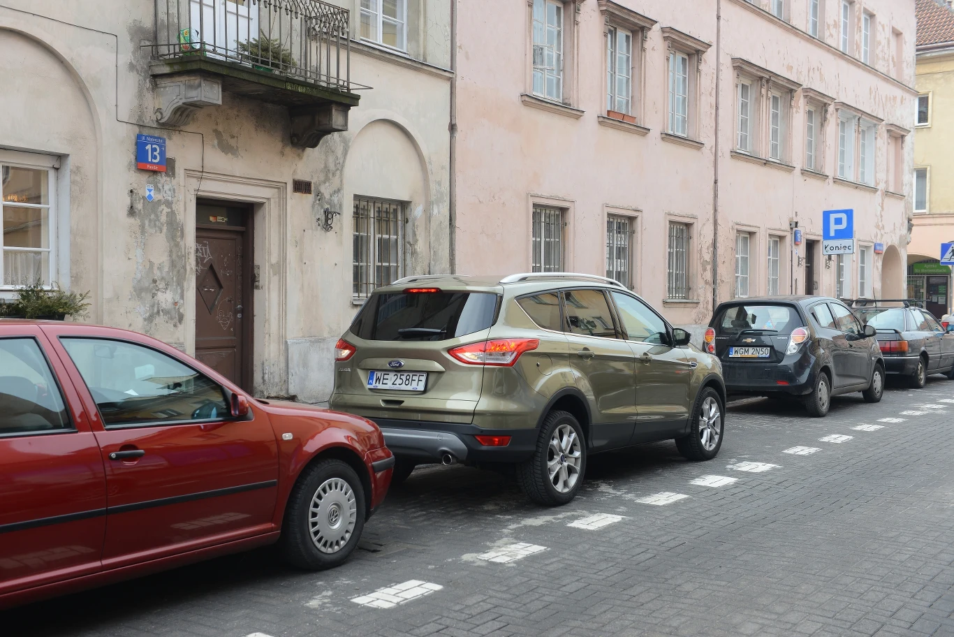 Po wjechaniu w wolne miejsce parkingowe, system nawet sam wyrówna ustawienie samochodu.