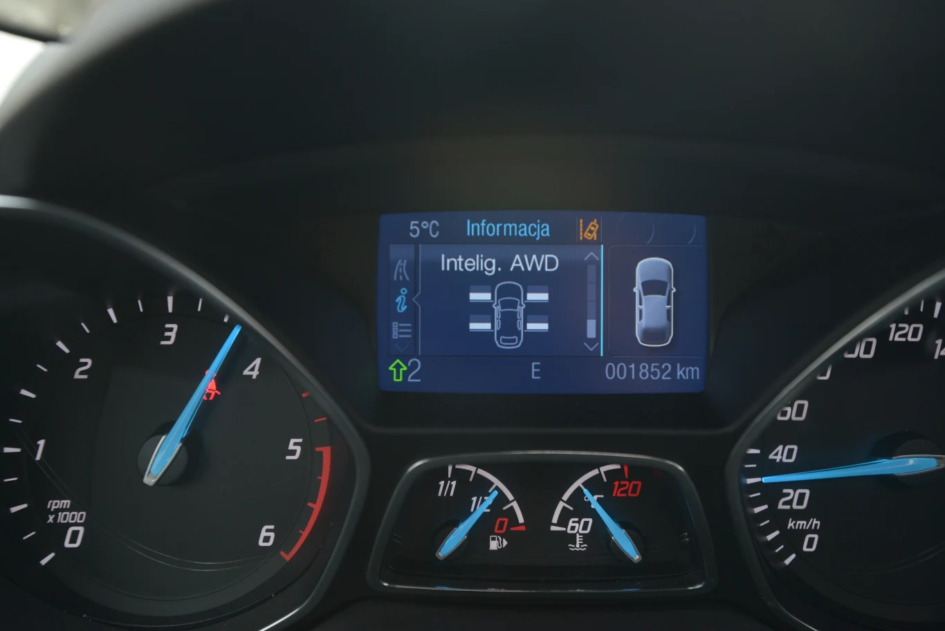 Ekran z działaniem napędu 4x4. W tym momencie moc płynie stale do wszystkich kół.