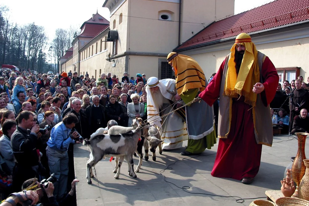 Scena: Jezus poucza kupców, że nie można handlować w Domu Bożym. /fot. Bartosz Samecki/Reporter