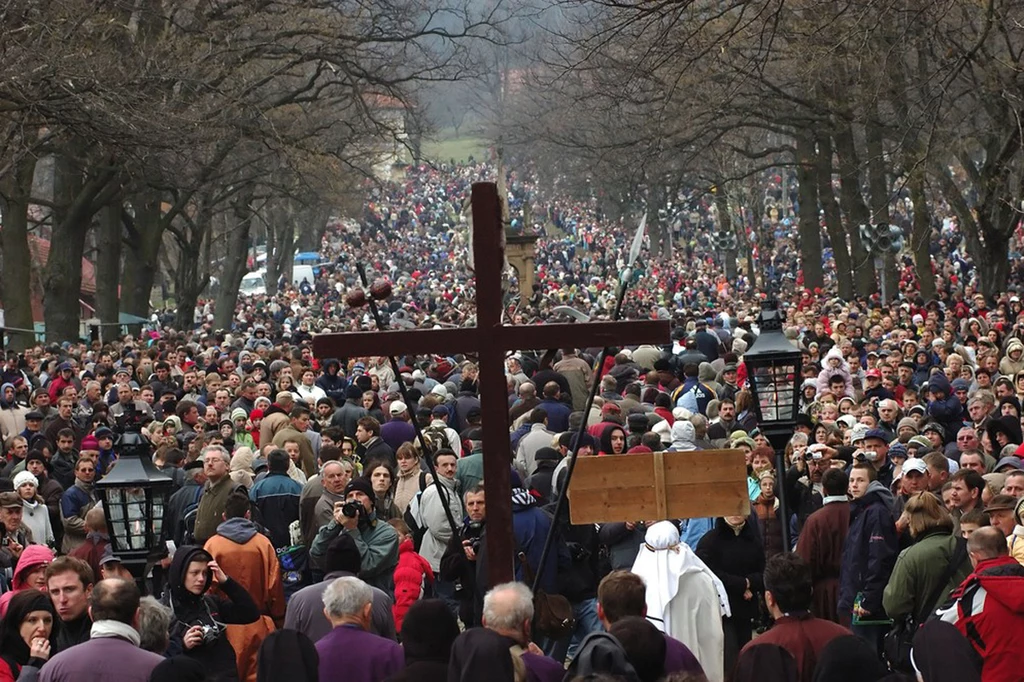 Co roku w wydarzeniu uczestniczą dziesiątki tysięcy wiernych