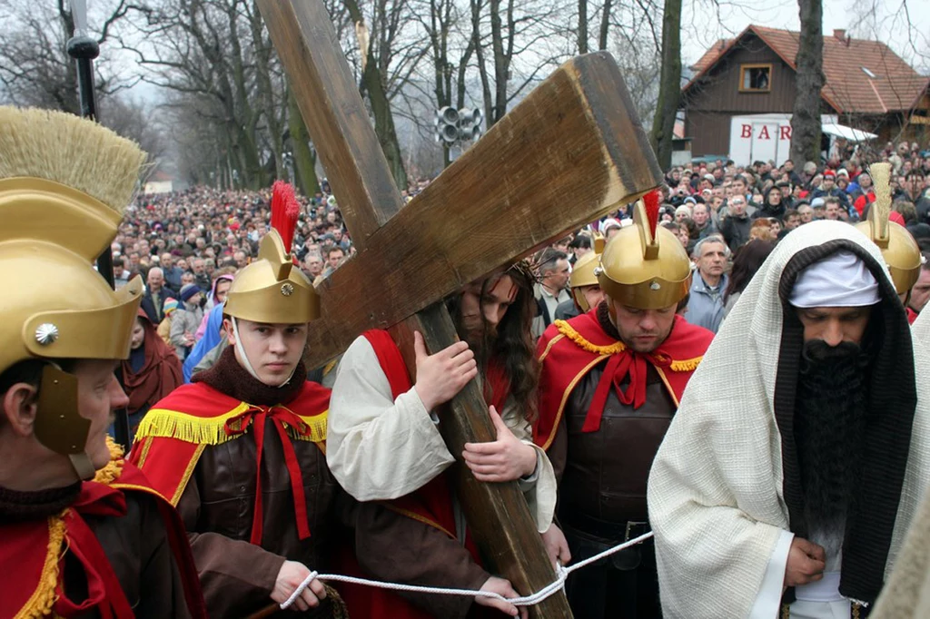 Pielgrzymi odgrywający biblijne role