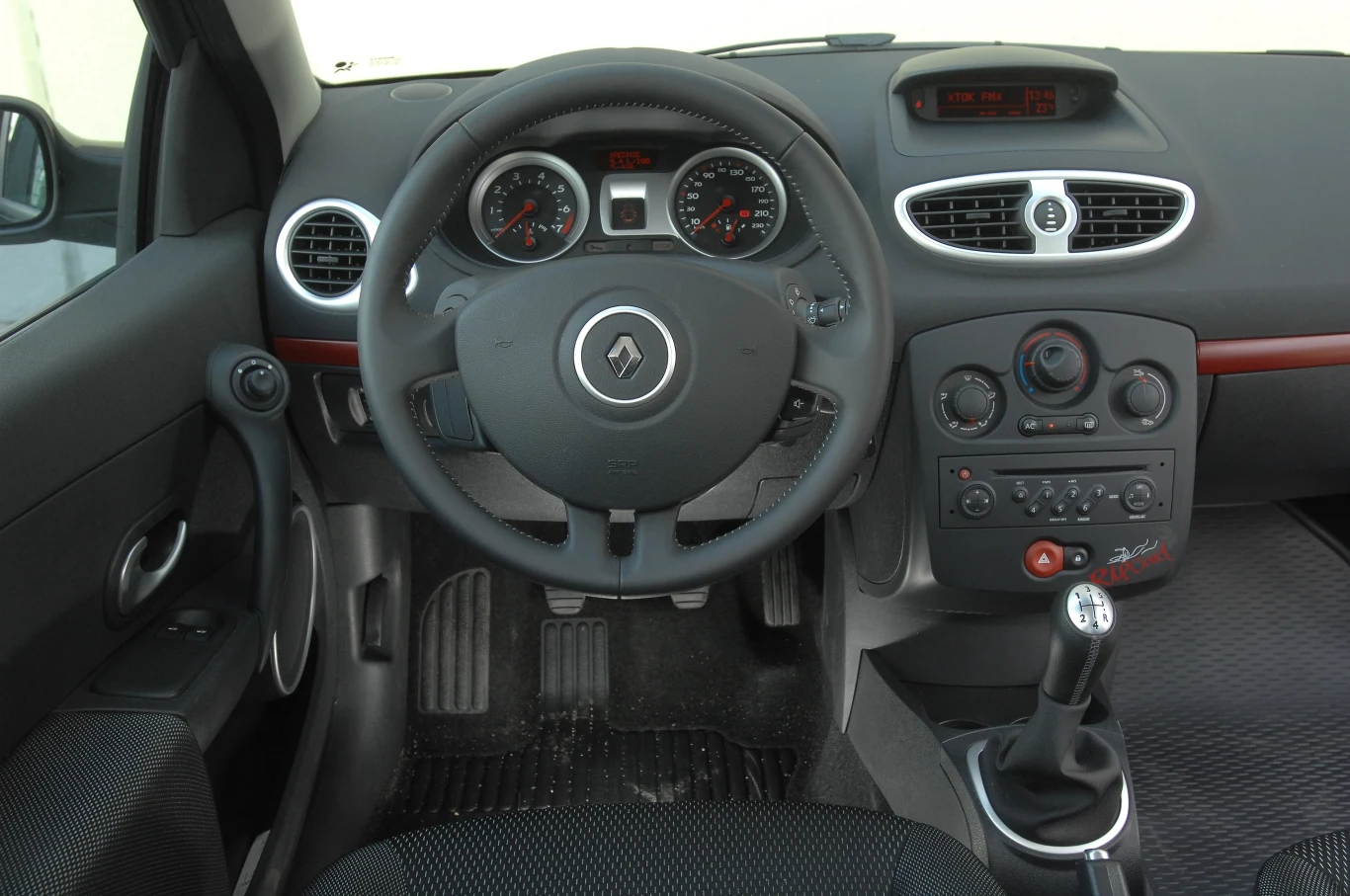 Renault Clio III: wnętrze jest wykonane bardzo starannie. Opcjonalne skórzane akcenty w połączeniu z wstawkami imitującymi matowe aluminium pozwalają zapomnieć o niskiej klasie auta. Renault Clio III: wnętrze jest wykonane bardzo starannie. Opcjonalne skórzane akcenty w połączeniu z wstawkami imitującymi matowe aluminium pozwalają zapomnieć o niskiej klasie auta.