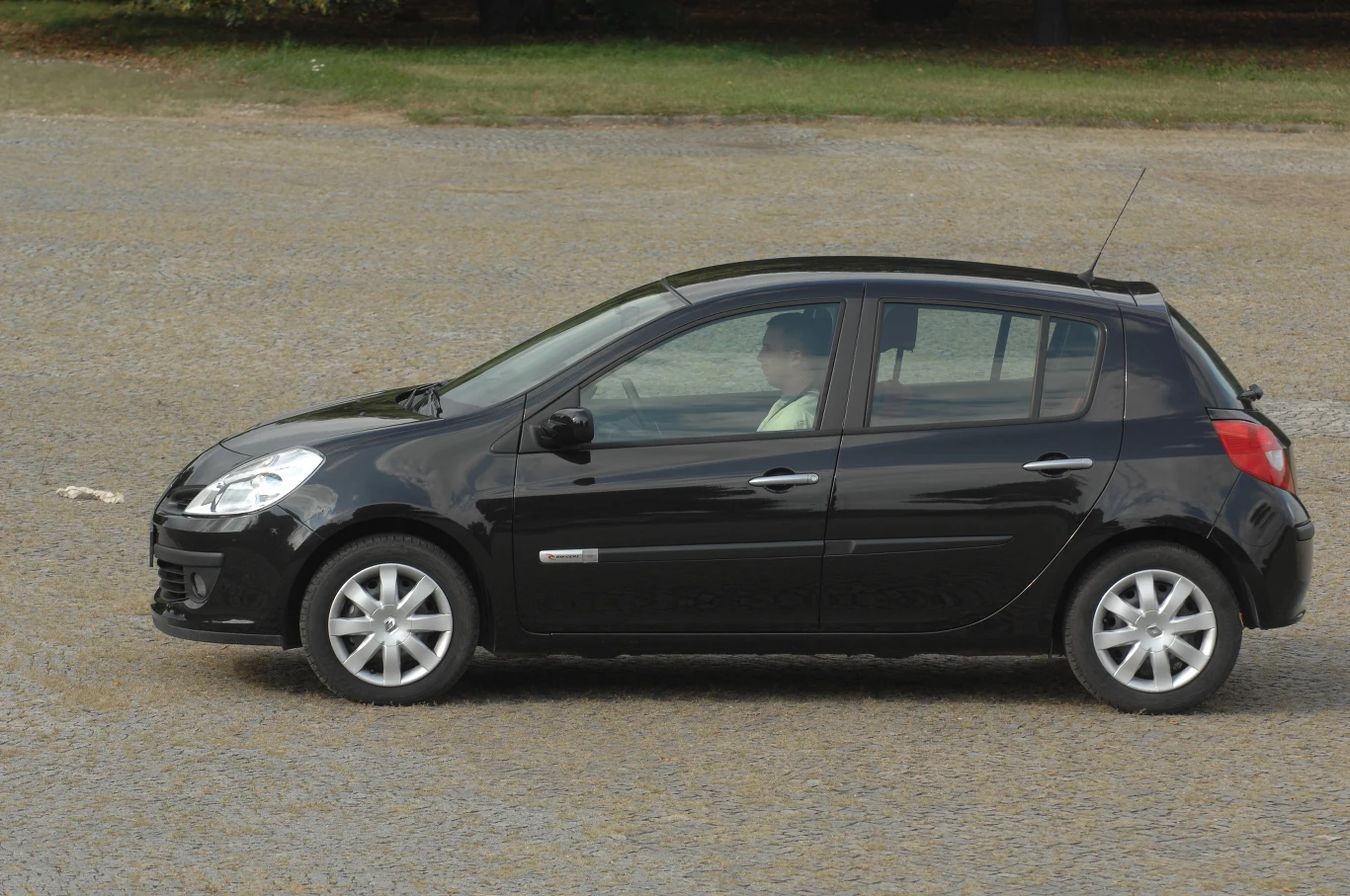 Renault Clio III jest wyraźnie większy od poprzednika. Gwarantuje wysoki komfort jazdy. Ma także dobrze wyciszone wnętrze. Jeśli ktoś dużo jeździ w trasach, polecamy wersje 1.4 16V lub 1.6 16V. Renault Clio III jest wyraźnie większy od poprzednika. Gwarantuje wysoki komfort jazdy. Ma także dobrze wyciszone wnętrze. Jeśli ktoś dużo jeździ w trasach, polecamy wersje 1.4 16V lub 1.6 16V.