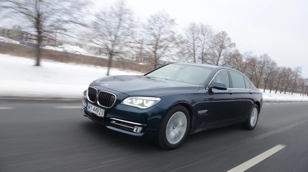 W zeszłym roku BMW serii 7 przeszło lifting nadwozia. Zmiany nie były wielkie, nową wersję najłatwiej rozpoznać po nowych reflektorach, za dopłatą – w pełni LED-owych.