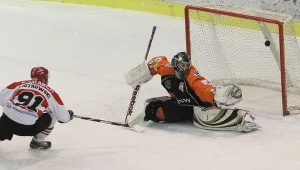 Michał Piotrowski z Cracovii strzela gola Kamilowi Kosowskiemu