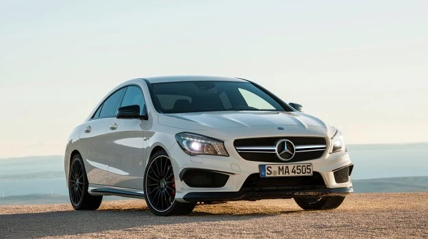 CLA 45 AMG wyróżnia się m.in. osłoną chłodnicy z podwójnym ostrzem, prowadnicami powietrza sąsiadującymi z szerokimi wlotami w zderzaku i 18-calowymi obręczami w kolorze czarnym.