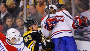 Brad Marchand z Boston Bruins atakuje przy bandzie P.K. Subbana z Montreal Canadiens