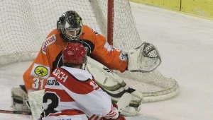 Bramkarz JKH GKS Kamil Kosowski i środkowy Cracovii Sebastian Kowalówka przygotowali wysoką formę na finały