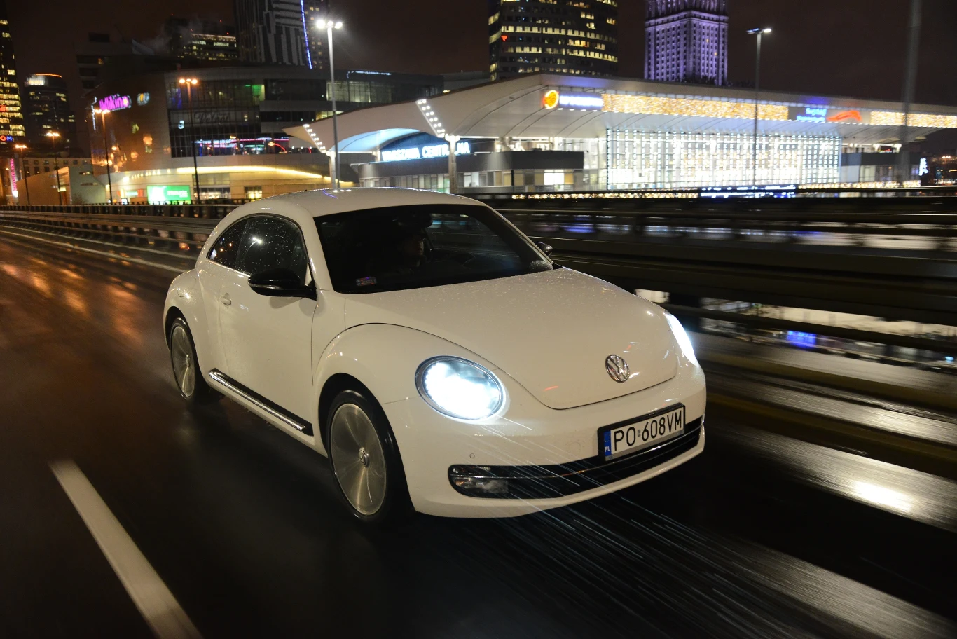 Beetle ma ładne proporcje i świetnie nawiązuje do legendarnego „Garbusa”.