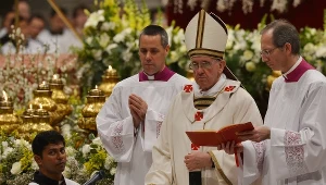 Franciszek w trakcie mszy Wigilii Paschalnej. Watykan, 30 marca 2013