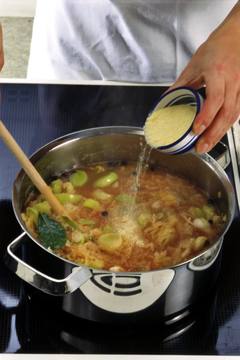 Wsypać puree w proszku. Wsypać puree w proszku.