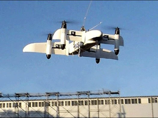 W listopadzie ubiegłego roku irańskie media poinformowały o udanych testach nowego zdalnie sterowanego robota latającego o nazwie Koker-1. Za dowód posłużyła naprawdę marna grafika przygotowana w Photoshopie. Inspiracją dla tamtejszych mediów było zdjęcie drona wykonane przez jeden z japońskich uniwersytetów. Iran najwyraźniej zazdrości Amerykanom zdalnie sterowanego arsenału, który od jakiegoś czasu regularnie narusza jego przestrzeń powietrzną. Fot. Mehr News Agency W listopadzie ubiegłego roku irańskie media poinformowały o udanych testach nowego zdalnie sterowanego robota latającego o nazwie Koker-1. Za dowód posłużyła naprawdę marna grafika przygotowana w Photoshopie. Inspiracją dla tamtejszych mediów było zdjęcie drona wykonane przez jeden z japońskich uniwersytetów. Iran najwyraźniej zazdrości Amerykanom zdalnie sterowanego arsenału, który od jakiegoś czasu regularnie narusza jego przestrzeń powietrzną. Fot. Mehr News Agency