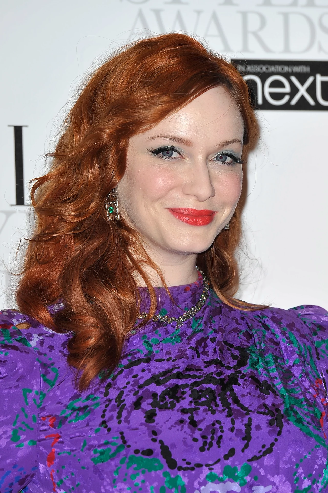 Christina Hendricks jest naturalną blondynką, ale na rudo farbuje się już od dawna i trzeba przyznać, że w tym kolorze wygląda znakomicie Christina Hendricks jest naturalną blondynką, ale na rudo farbuje się już od dawna i trzeba przyznać, że w tym kolorze wygląda znakomicie