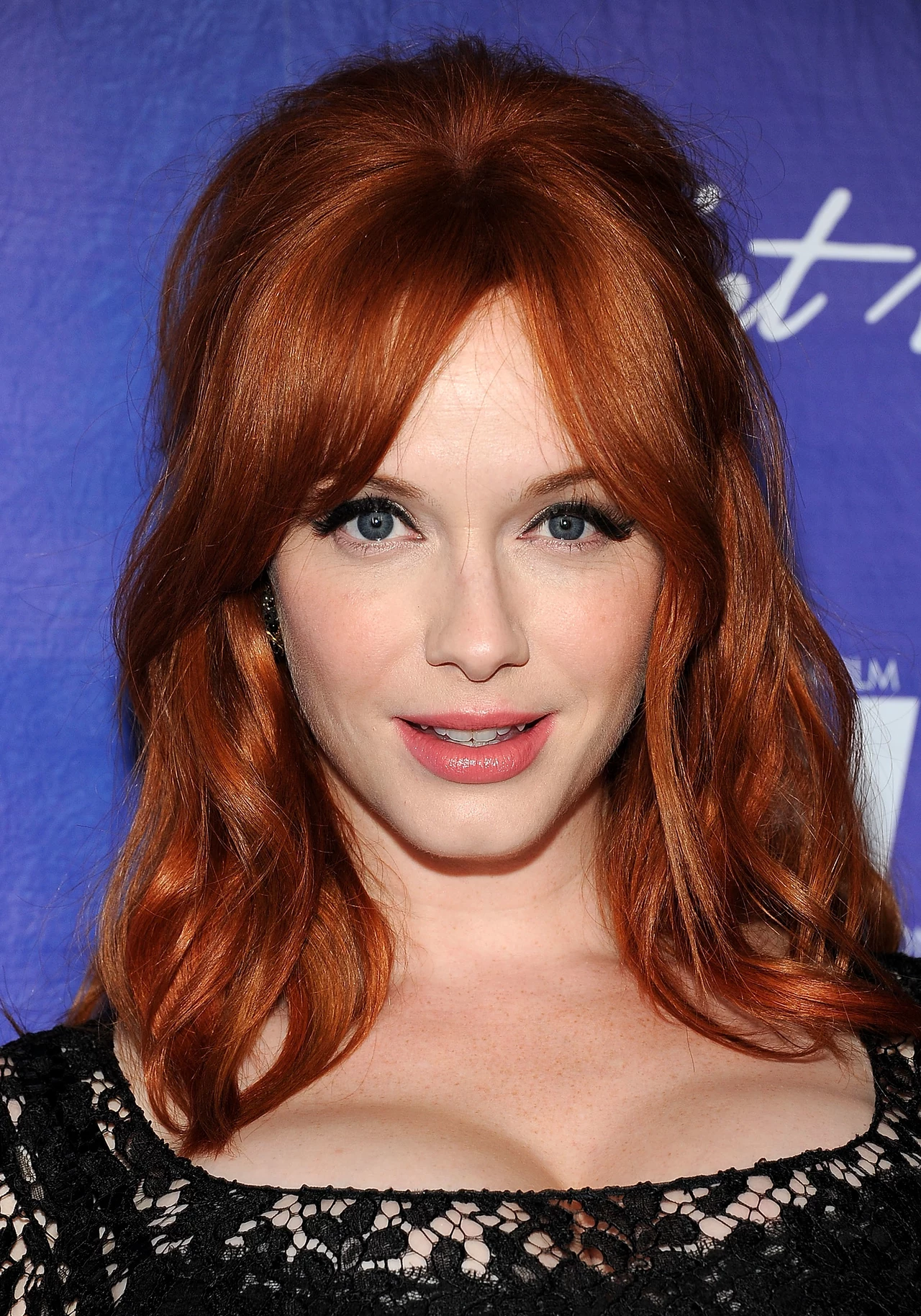 Christina Hendricks jest naturalną blondynką, ale na rudo farbuje się już od dawna i trzeba przyznać, że w tym kolorze wygląda znakomicie Christina Hendricks jest naturalną blondynką, ale na rudo farbuje się już od dawna i trzeba przyznać, że w tym kolorze wygląda znakomicie