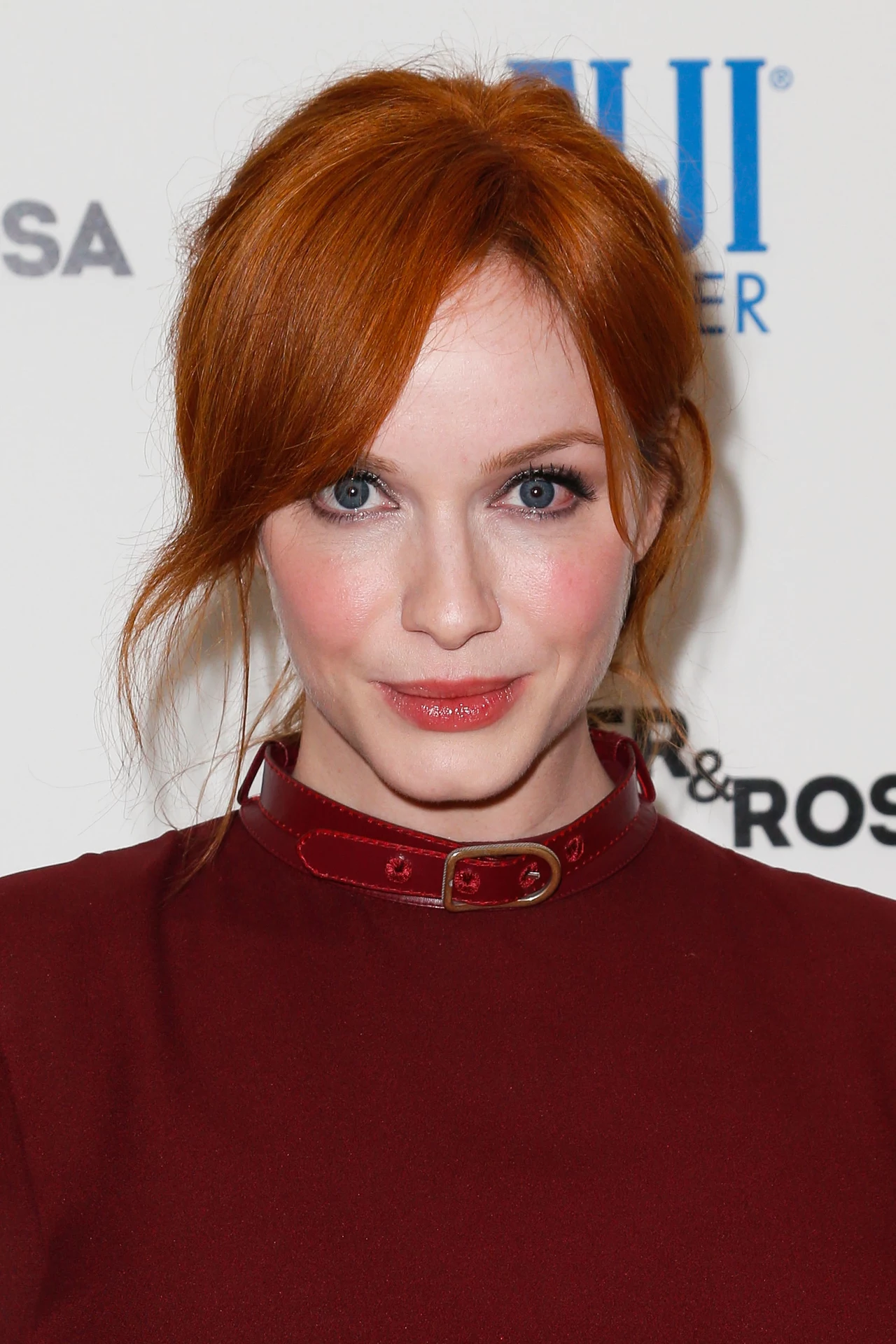 Christina Hendricks jest naturalną blondynką, ale na rudo farbuje się już od dawna i trzeba przyznać, że w tym kolorze wygląda znakomicie Christina Hendricks jest naturalną blondynką, ale na rudo farbuje się już od dawna i trzeba przyznać, że w tym kolorze wygląda znakomicie