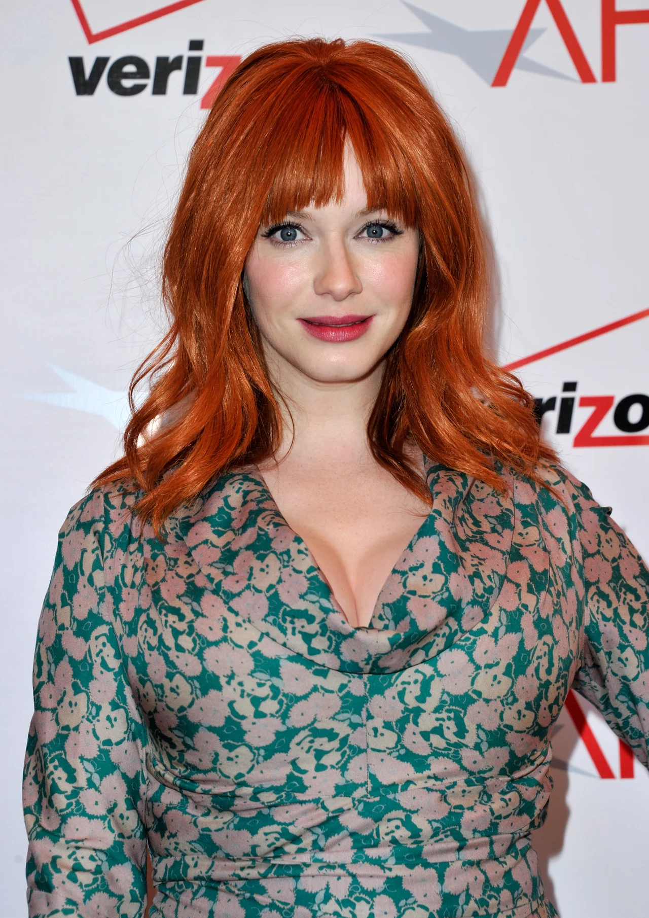 Christina Hendricks jest naturalną blondynką, ale na rudo farbuje się już od dawna i trzeba przyznać, że w tym kolorze wygląda znakomicie Christina Hendricks jest naturalną blondynką, ale na rudo farbuje się już od dawna i trzeba przyznać, że w tym kolorze wygląda znakomicie