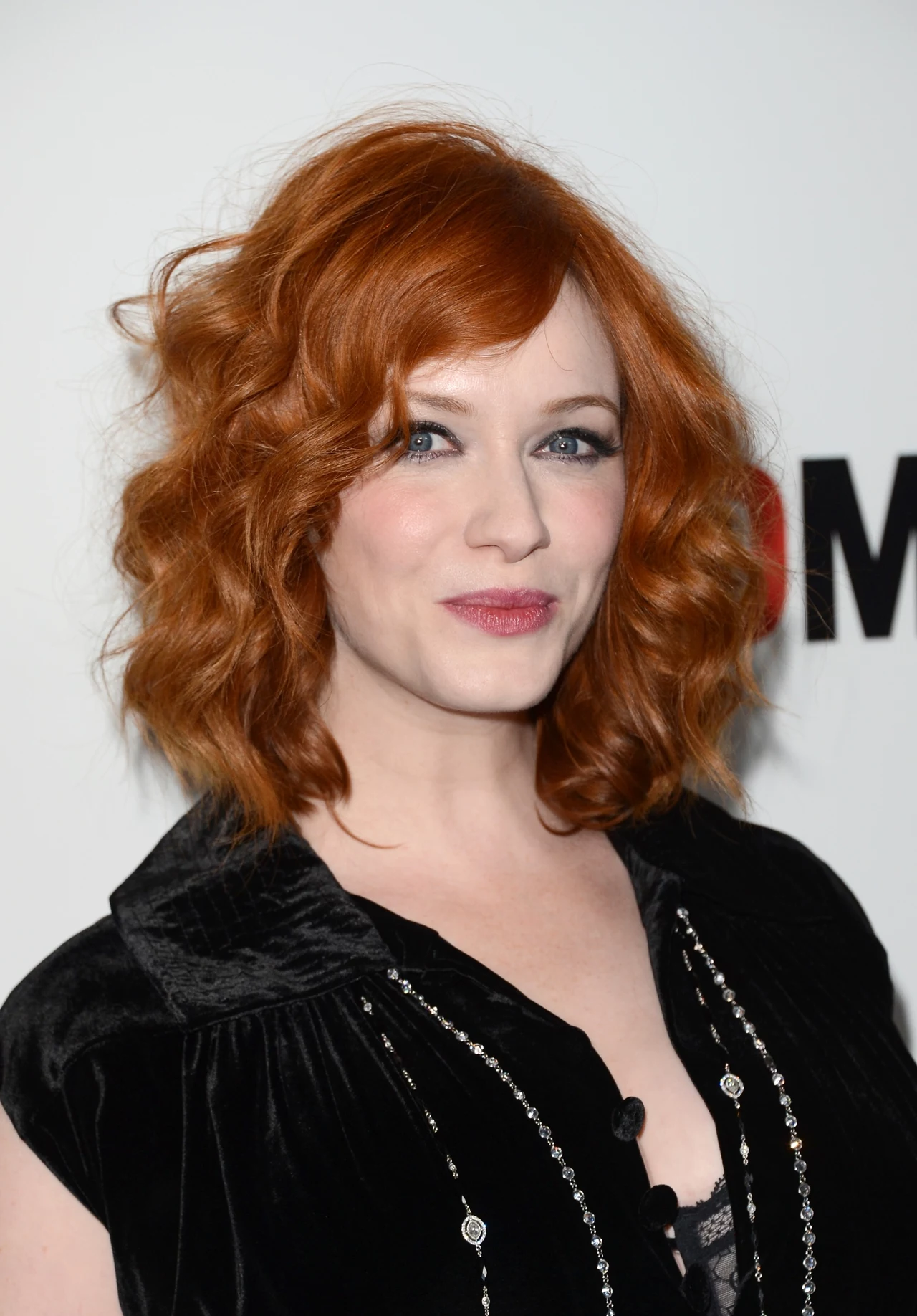 Christina Hendricks jest naturalną blondynką, ale na rudo farbuje się już od dawna i trzeba przyznać, że w tym kolorze wygląda znakomicie Christina Hendricks jest naturalną blondynką, ale na rudo farbuje się już od dawna i trzeba przyznać, że w tym kolorze wygląda znakomicie