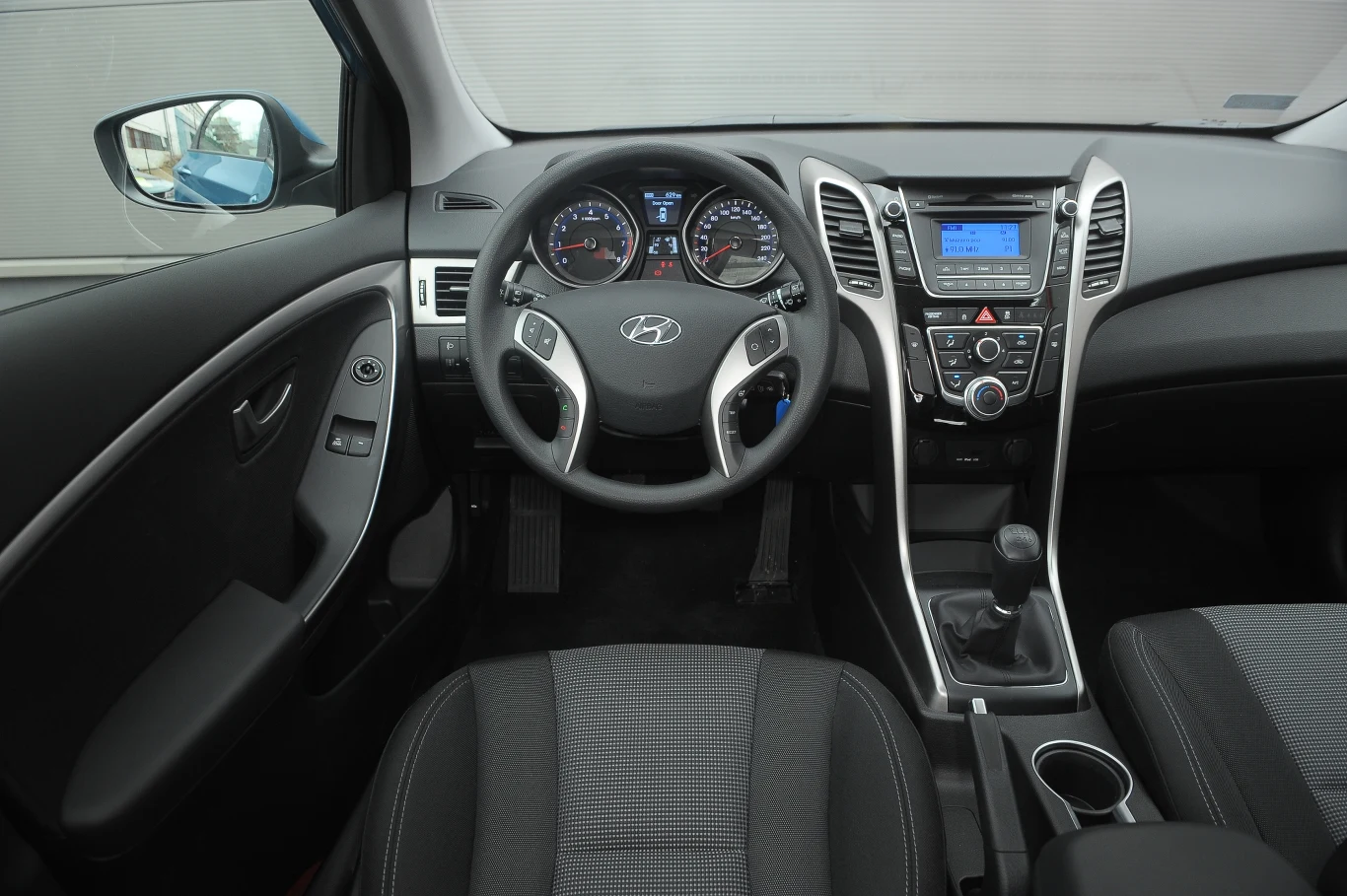 Deska rozdzielcza wygląda ładnie i jest banalnie prosta w obsłudze, choć dbałość o detale wykończenia mogłaby być większa. Plus za dużą liczbę schowków... Deska rozdzielcza wygląda ładnie i jest banalnie prosta w obsłudze, choć dbałość o detale wykończenia mogłaby być większa. Plus za dużą liczbę schowków...